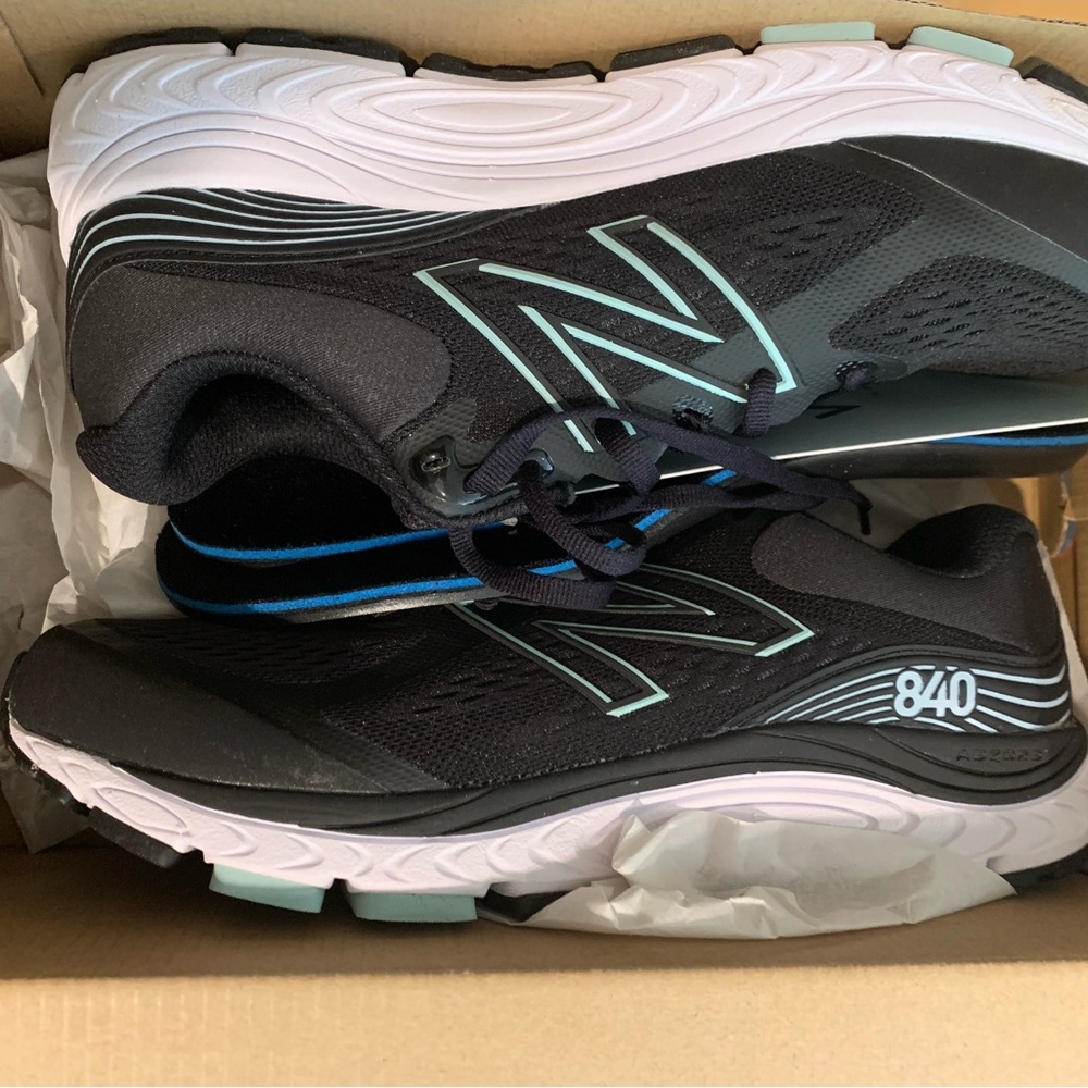 Women’s New Balance 840 Black Running Sneakers NWT